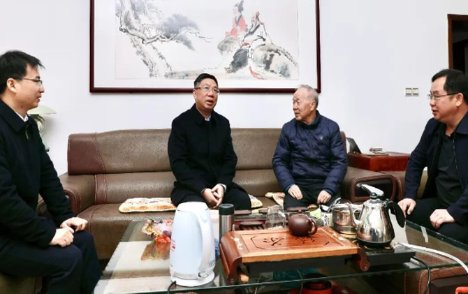 刘浪走访慰问老党员、劳模、低保户