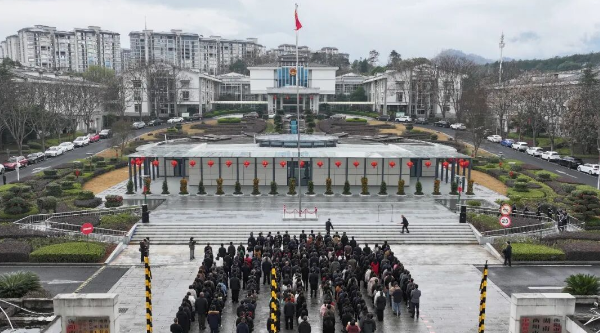 奋进十五五 新年开新局 | 南岳区举行新春升旗仪式 凝心聚力以奋斗实干开启新征程