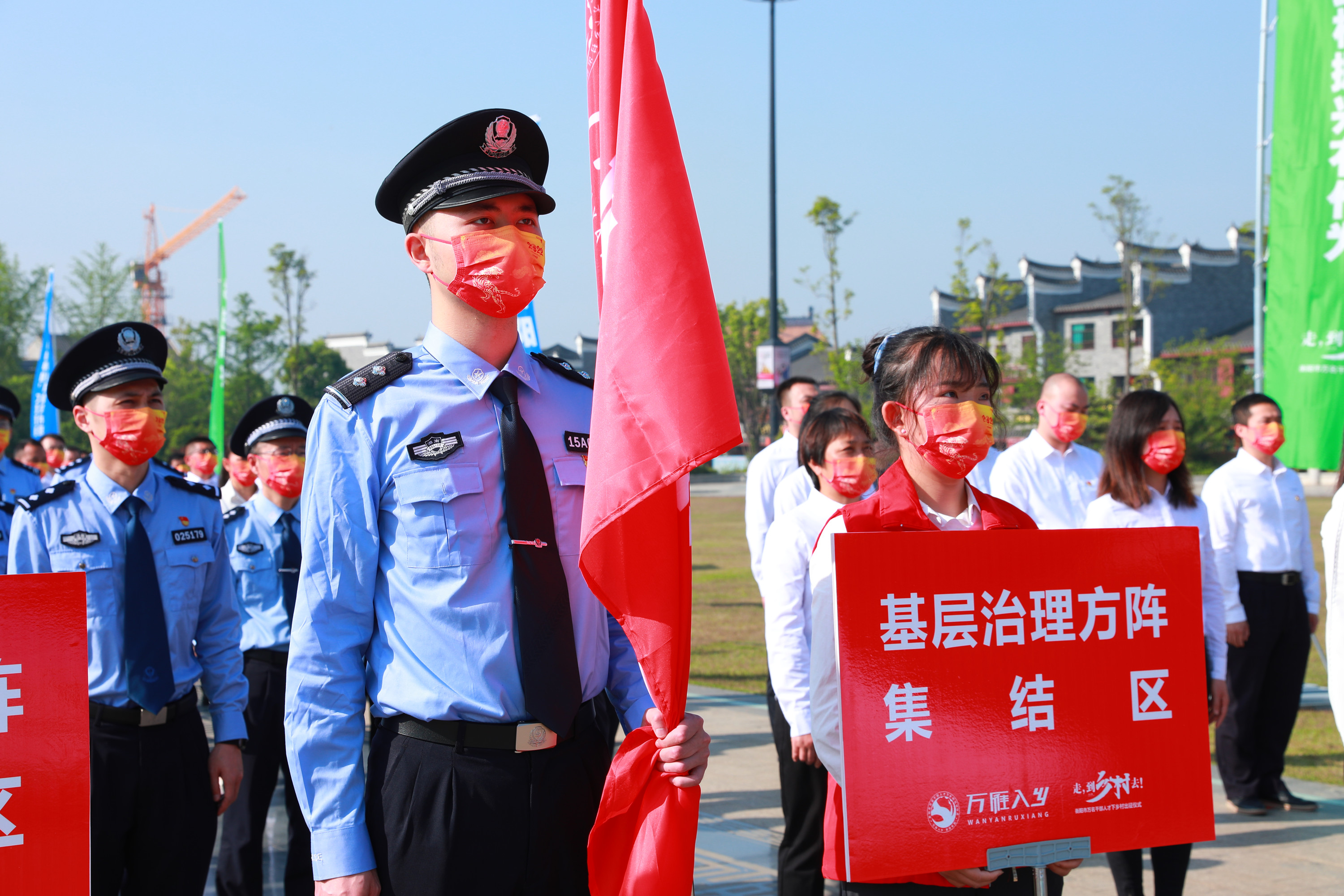 迎着朝阳、怀揣梦想，出发！4月21日上午，衡阳市七县五区通过线上直播连线的方式，举行万名干部人才下乡村出征仪式。市委书记秦国文为奔赴乡村振兴一线的干部人才加油鼓劲，希望大家到乡村去，把汗水挥洒在乡村大地上、把实事办进老百姓心坎里、把奋斗镌刻到峥嵘岁月中。南岳分会场设在万寿广场，96名人才干部响应号召深入基层，赋能乡村振兴。
区领导李健、谭建红、江莉、旷慧忠、徐红松、阳勇、胡融峰参加出征仪式。
