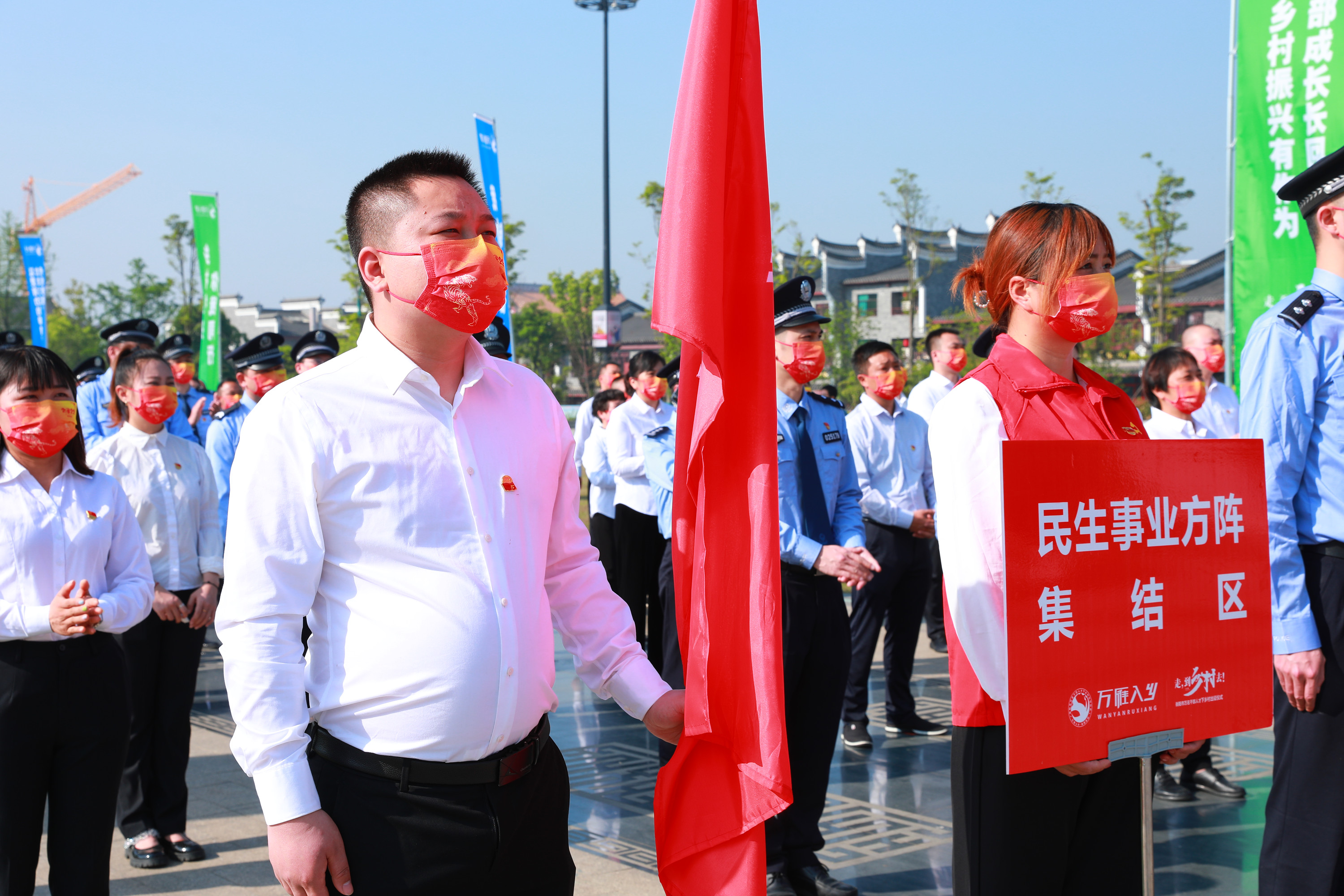 迎着朝阳、怀揣梦想，出发！4月21日上午，衡阳市七县五区通过线上直播连线的方式，举行万名干部人才下乡村出征仪式。市委书记秦国文为奔赴乡村振兴一线的干部人才加油鼓劲，希望大家到乡村去，把汗水挥洒在乡村大地上、把实事办进老百姓心坎里、把奋斗镌刻到峥嵘岁月中。南岳分会场设在万寿广场，96名人才干部响应号召深入基层，赋能乡村振兴。
区领导李健、谭建红、江莉、旷慧忠、徐红松、阳勇、胡融峰参加出征仪式。
