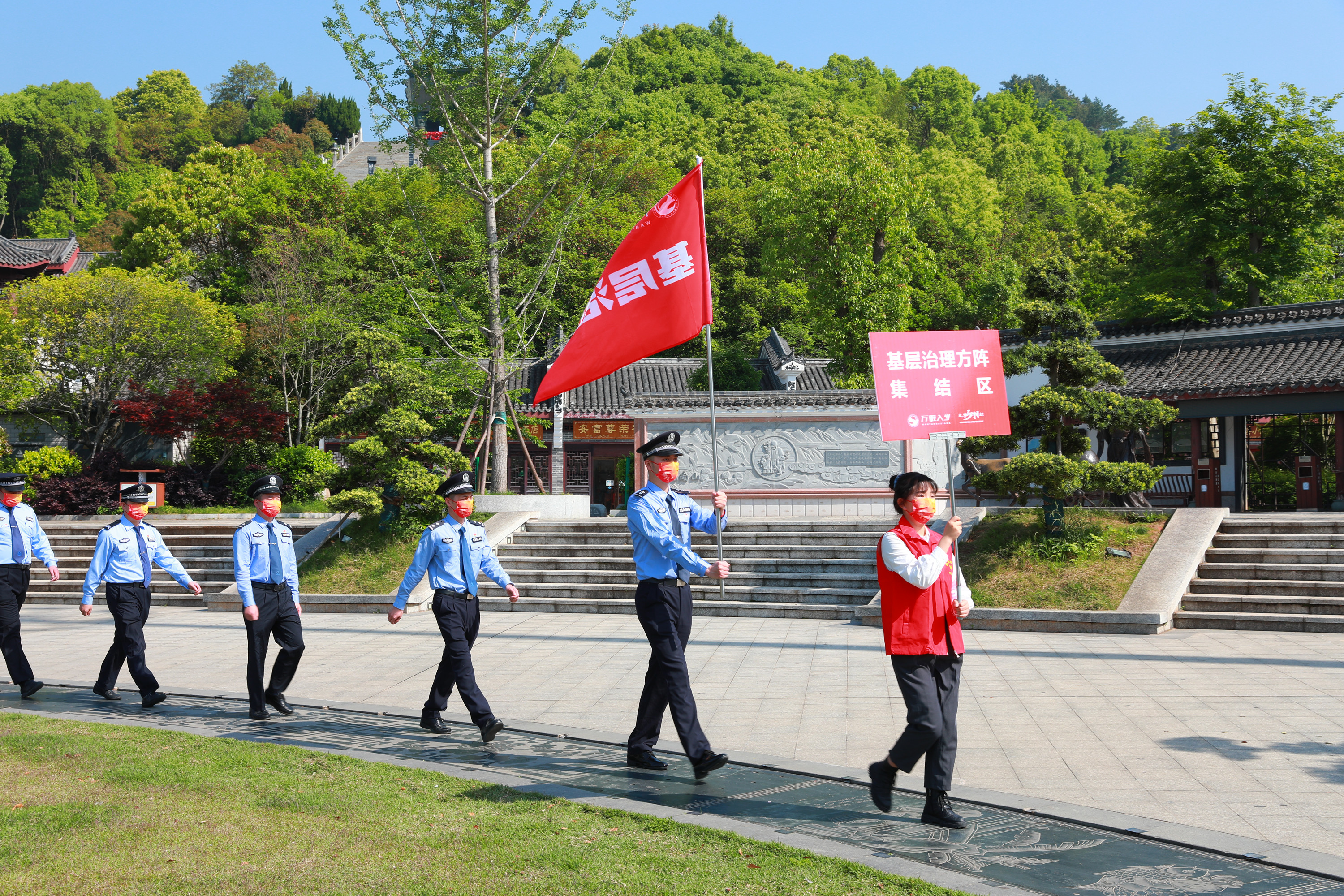 迎着朝阳、怀揣梦想，出发！4月21日上午，衡阳市七县五区通过线上直播连线的方式，举行万名干部人才下乡村出征仪式。市委书记秦国文为奔赴乡村振兴一线的干部人才加油鼓劲，希望大家到乡村去，把汗水挥洒在乡村大地上、把实事办进老百姓心坎里、把奋斗镌刻到峥嵘岁月中。南岳分会场设在万寿广场，96名人才干部响应号召深入基层，赋能乡村振兴。
区领导李健、谭建红、江莉、旷慧忠、徐红松、阳勇、胡融峰参加出征仪式。