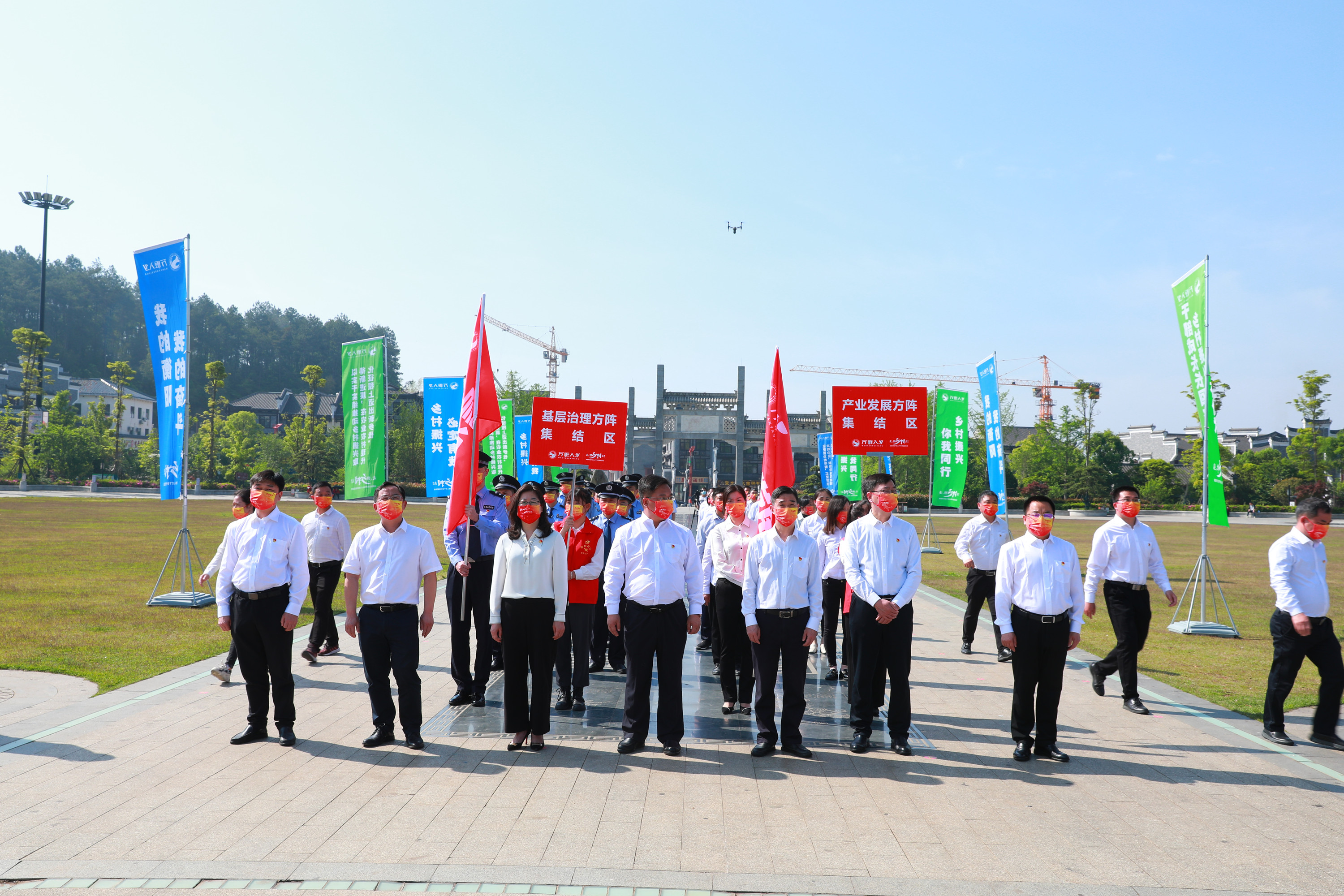 迎着朝阳、怀揣梦想，出发！4月21日上午，衡阳市七县五区通过线上直播连线的方式，举行万名干部人才下乡村出征仪式。市委书记秦国文为奔赴乡村振兴一线的干部人才加油鼓劲，希望大家到乡村去，把汗水挥洒在乡村大地上、把实事办进老百姓心坎里、把奋斗镌刻到峥嵘岁月中。南岳分会场设在万寿广场，96名人才干部响应号召深入基层，赋能乡村振兴。
区领导李健、谭建红、江莉、旷慧忠、徐红松、阳勇、胡融峰参加出征仪式。