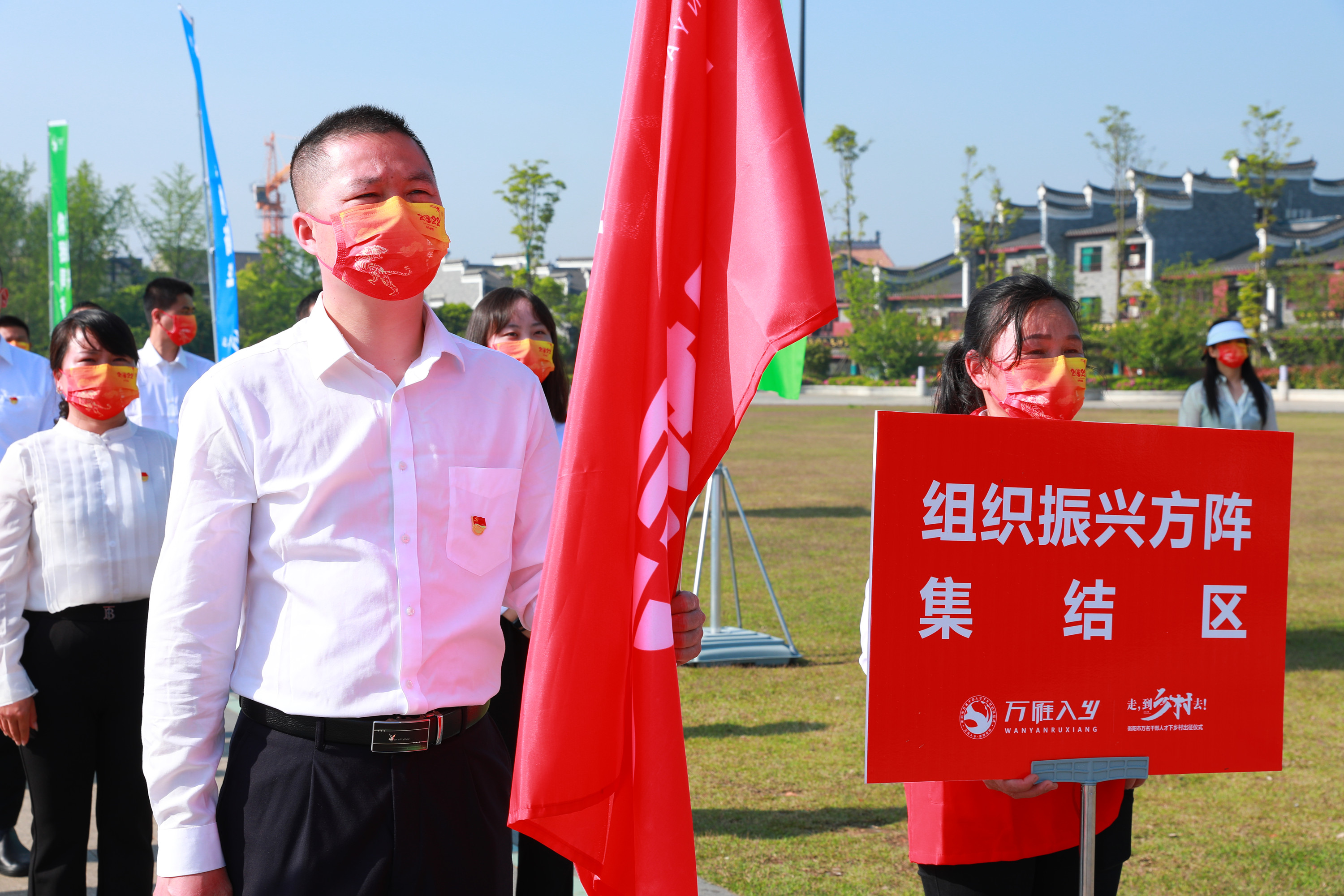 迎着朝阳、怀揣梦想，出发！4月21日上午，衡阳市七县五区通过线上直播连线的方式，举行万名干部人才下乡村出征仪式。市委书记秦国文为奔赴乡村振兴一线的干部人才加油鼓劲，希望大家到乡村去，把汗水挥洒在乡村大地上、把实事办进老百姓心坎里、把奋斗镌刻到峥嵘岁月中。南岳分会场设在万寿广场，96名人才干部响应号召深入基层，赋能乡村振兴。
区领导李健、谭建红、江莉、旷慧忠、徐红松、阳勇、胡融峰参加出征仪式。