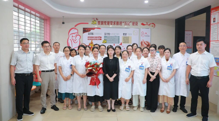 王慧敏、王致伟看望慰问一线医务人员