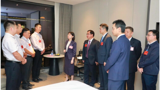 区十届人大一次会议 | 王慧敏看望出席区十届人大一次会议代表