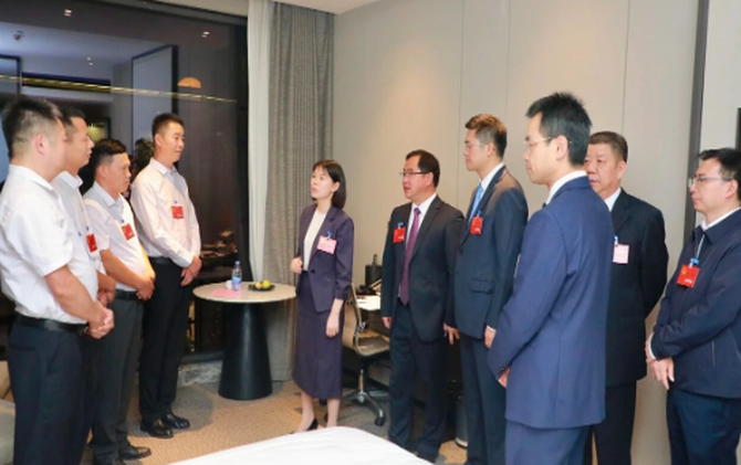 区十届人大一次会议 | 王慧敏看望出席区十届人大一次会议代表