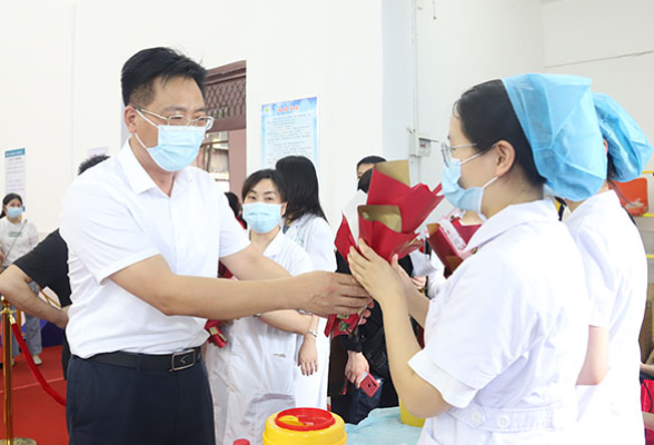 刘桢干慰问新冠病毒疫苗集中接种点医务人员