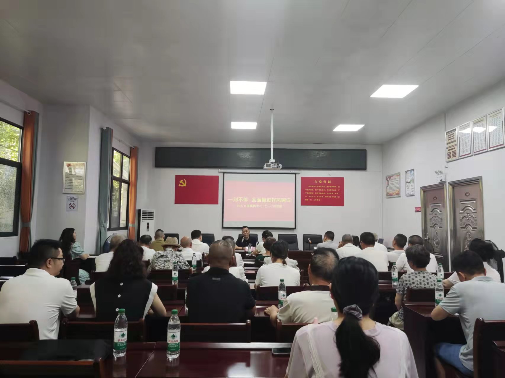 0708周晓侣赴向荣里社区讲党课.jpg