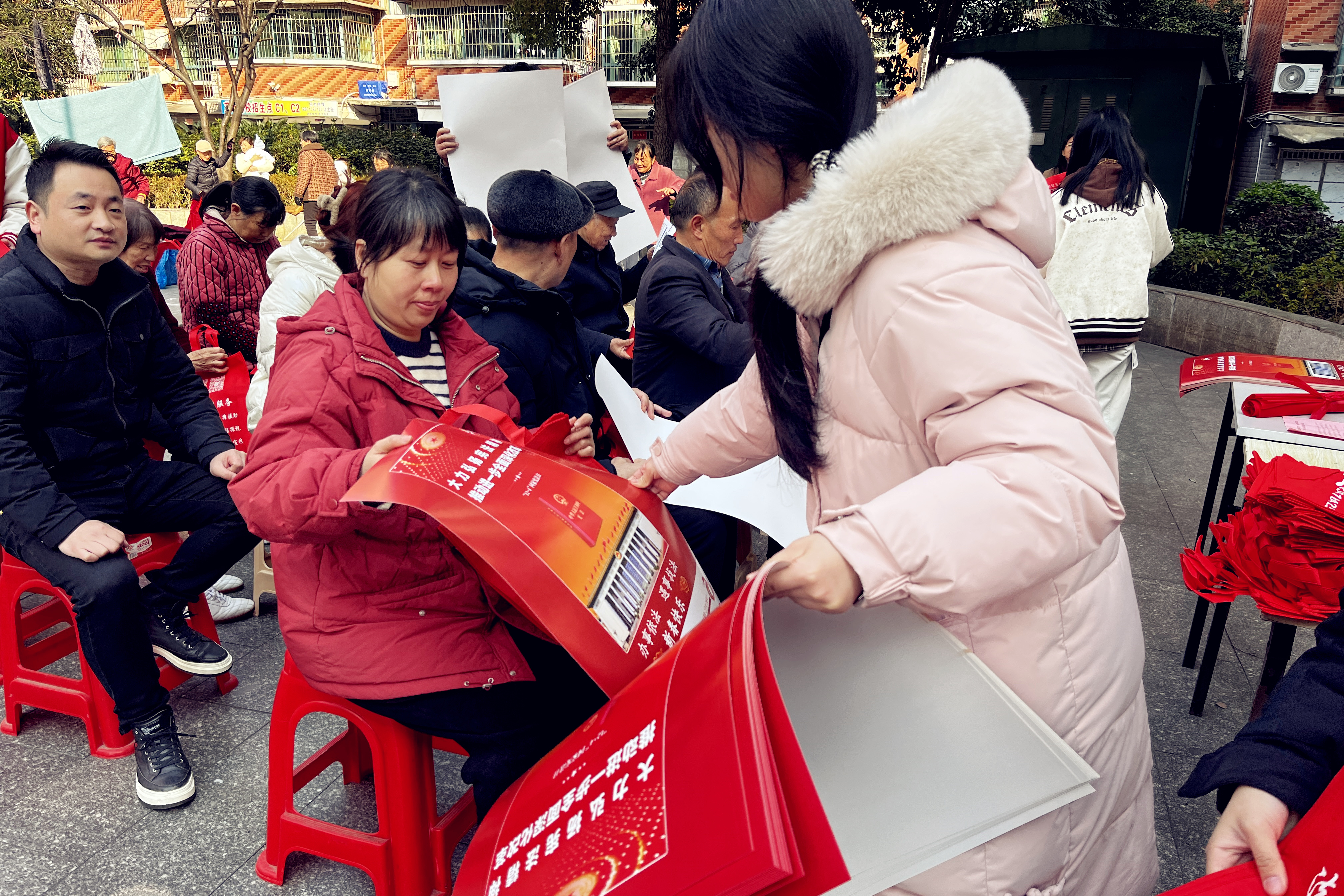 ▲向居民发放法治宣传资料.jpg
