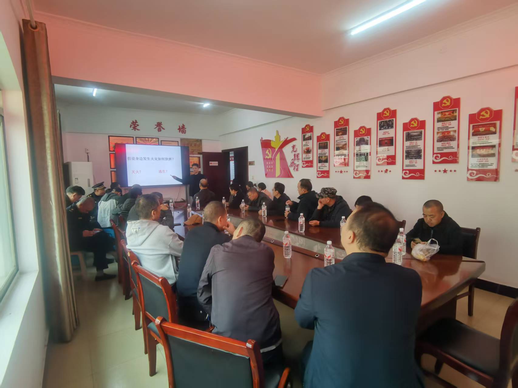 9d321cb46e39282f1afaa1fa729393a9.jpg 9d321cb46e39282f1afaa1fa729393a9.jpg