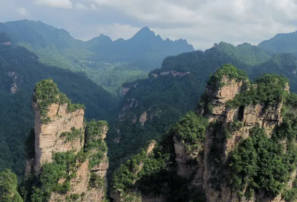 双语丨仙境张家界 胜地武陵源