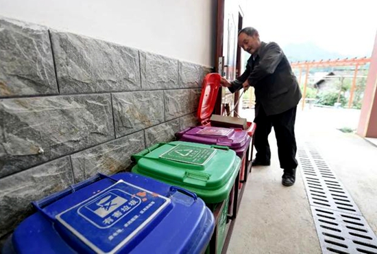 村民把垃圾倒入分类垃圾桶.jpeg 村民把垃圾倒入分类垃圾桶.jpeg