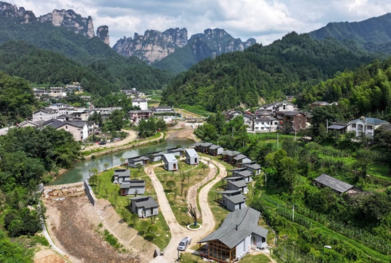 中湖乡野鸡铺村野溪河畔，点缀着各式各样的帐篷、星空住房、房车。.jpg