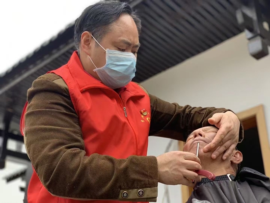 一把剪刀,剪出“银发守护”情.jpg 一把剪刀,剪出“银发守护”情.jpg