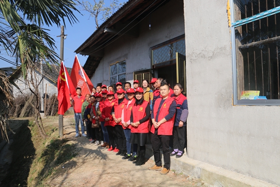 志愿者将新家具、生活用品一一搬进粟九运的新房。(资料图).jpg 志愿者将新家具、生活用品一一搬进粟九运的新房。(资料图).jpg