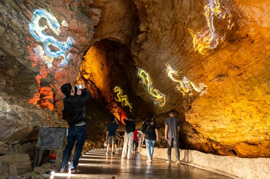 今年升级的智能灯光系统,让游客一踏入黄龙洞就被卷入一场光影叙事。.jpg 今年升级的智能灯光系统,让游客一踏入黄龙洞就被卷入一场光影叙事。.jpg