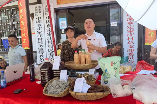 粟云才在直播中.jpg