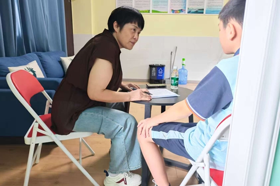 心理咨询师面对孩子时,始终保持耐心倾听的姿态。.jpg 心理咨询师面对孩子时,始终保持耐心倾听的姿态。.jpg