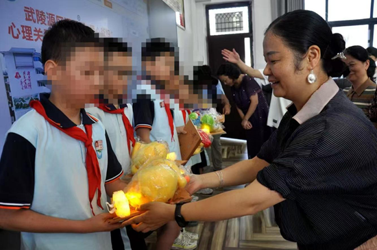 爱心人士为学生发放成长礼包.png 爱心人士为学生发放成长礼包.png