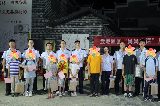 “爱心爸妈”为孩子们逐一送上精心准备的开学礼包。.jpg “爱心爸妈”为孩子们逐一送上精心准备的开学礼包。.jpg