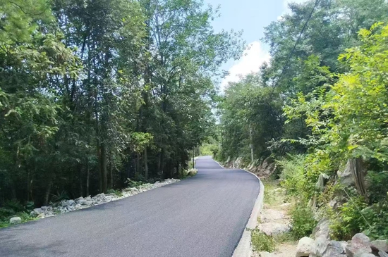 青山绿水间，一条条提质改造的通村公路蜿蜒延伸。.jpg
