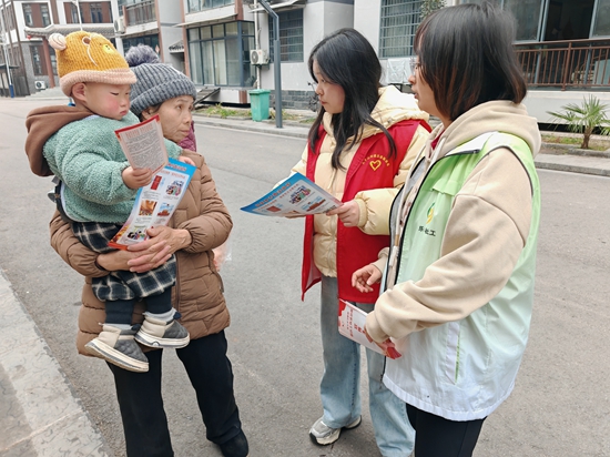 01月23日 邓个覃聪丁亚兰杨东军彭云芳岁末年初宣传活动 (9)_副本.jpg