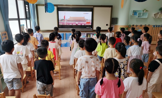 区机关幼儿园党支部组织全园师生观看庆祝中国共产党成立100周年大会 代昕 摄 1.jpg