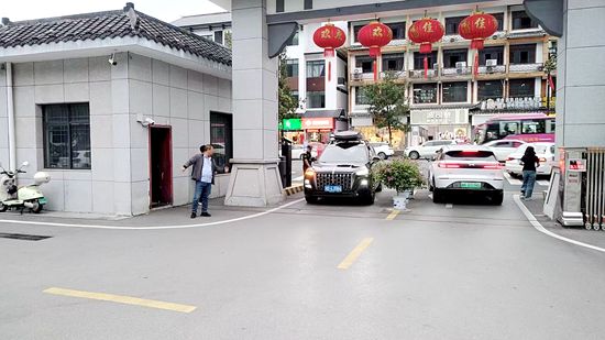 （有序引导自驾游车辆）.jpg