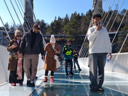 湖南张家界：外国游客体验玻璃桥 入境游迎来新年“开门红”