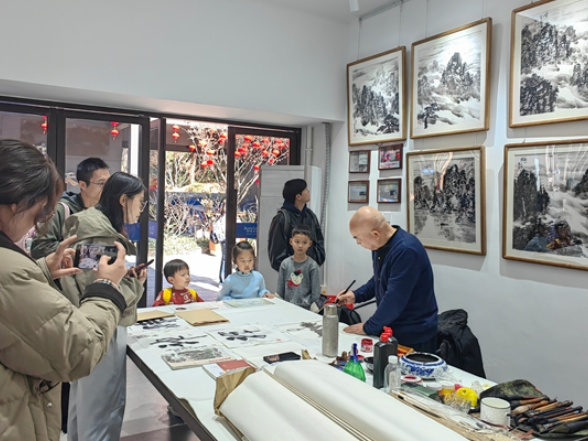 丹青绘峰林 墨香迎新春 杨静张家界山水画展备受青睐