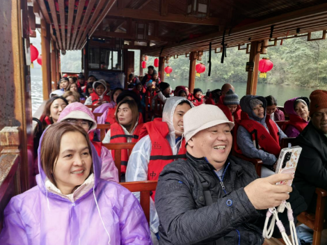 张家界宝峰湖景区迎来大型菲律宾入境旅游团