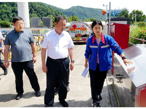 钟跃波督导检查危险化学品和烟花爆竹安全生产工作