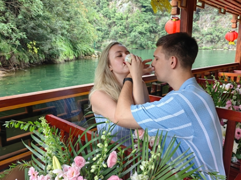 奇峰为证！俄罗斯情侣在张家界许下浪漫婚约