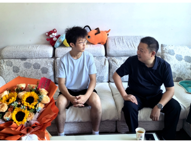 区领导看望慰问武陵源一中高考优秀学子