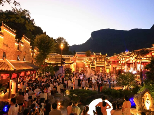 暑期夜经济增添新活力 首届武陵源湘西泼水节圆满落幕
