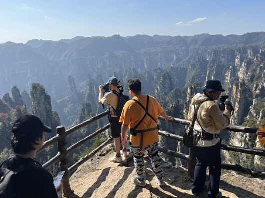 张家界国家森林公园：峰林邂逅“未来登山者”