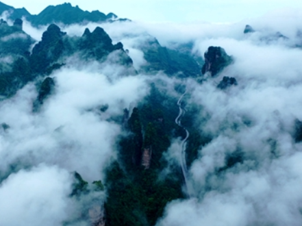 索溪峪旅游度假区：行走山水间 惬意在当“夏”