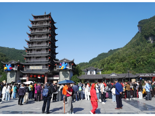 假期过半 张家界武陵源旅游“热”力十足