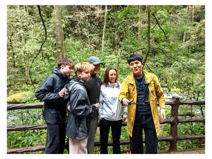 张家界金鞭溪：雨后琉璃水 中外游客醉
