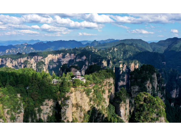 精准服务解难题 政企同心促发展——索溪峪街道组织召开富华江山印旅居康养项目座谈会