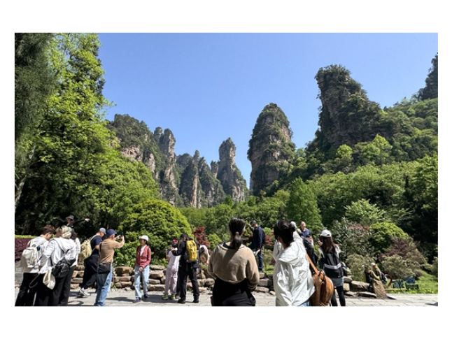 峰墙映晴空 张家界国家森林公园游人如织