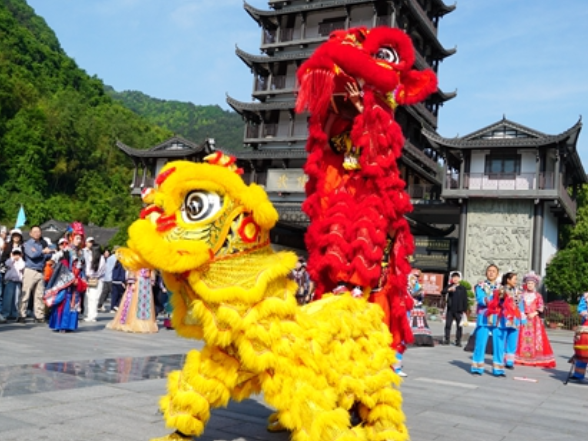 张家界武陵源：非遗展演添彩“五一”假期 文旅融合打造假日新体验