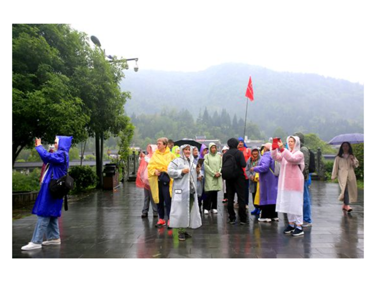 张家界黄龙洞景区：雨中迎来客流高峰 万余名中外游客乐享假日休闲时光