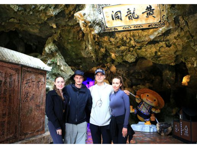 冬奥会冠军刘少昂打卡张家界 盛赞黄龙洞“地下山河”奇观