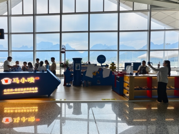 旅游文创落地空港 武陵源“马小喽”机场形象店运营
