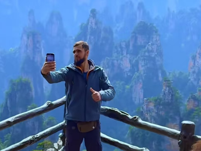 三千奇峰引客来 外国游客打卡张家界国家森林公园