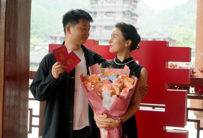  婚姻登记点进景区 “全国通办”新规助推“领证游”新玩法