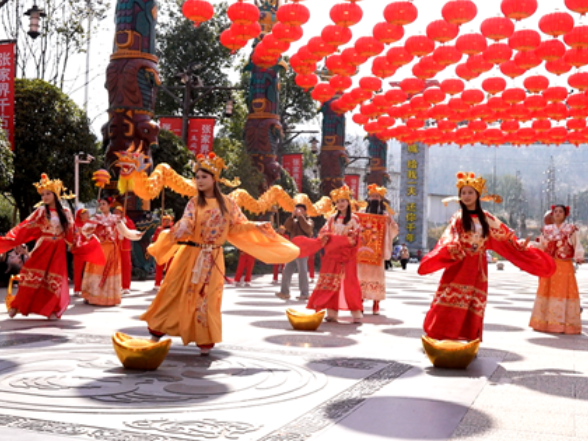 大年初五“财神到”！武陵源区“五路财神”为市民游客送财祈福