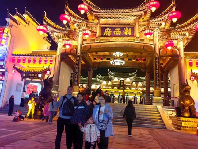 灯影璀璨 湘西府景区夜游受热捧