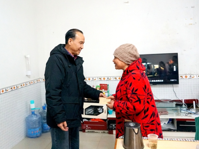 市委宣传部慰问组来武陵源走访慰问道德模范、身边好人